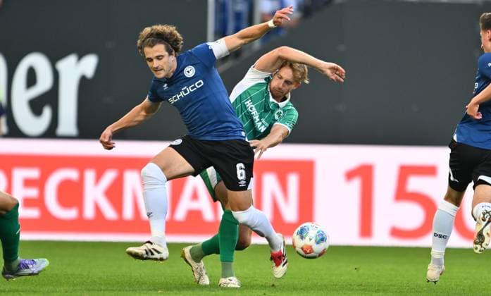 19 09 2025 Soccer season 2025 2026 2 Soccer Bundesliga 06 Matchday DSC Arminia Bielefeld SpVgg Greuther Fürth Kleeblatt Sportfoto Zink xwoxzix DFL regulations prohibit any use of photographs as image sequences and or quasi video only for editorial use Mael Corboz 6, Arminia Bielefeld Jannik Dehm 23, SpVgg Greuther Fürth