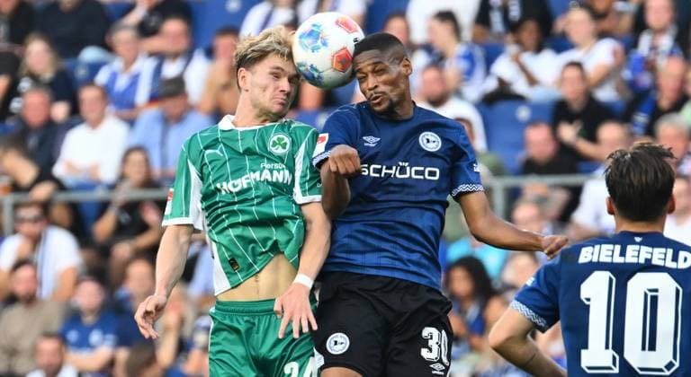 19 09 2025 Soccer season 2025 2026 2 Soccer Bundesliga 06 Matchday DSC Arminia Bielefeld SpVgg Greuther Fürth Kleeblatt Sportfoto Zink xwoxzix DFL regulations prohibit any use of photographs as image sequences and or quasi video only for editorial use Marco John 24, SpVgg Greuther Fürth in header duel with Isaiah Young 30, Arminia Bielefeld