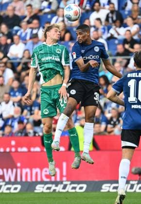 19 09 2025 Soccer season 2025 2026 2 Soccer Bundesliga 06 Matchday DSC Arminia Bielefeld SpVgg Greuther Fürth Kleeblatt Sportfoto Zink xwoxzix DFL regulations prohibit any use of photographs as image sequences and or quasi video only for editorial use Marco John 24, SpVgg Greuther Fürth in header duel with Isaiah Young 30, Arminia Bielefeld