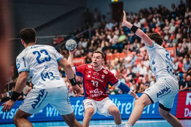 HBL HSV Hamburg vs TBV Lemgo Lippe, 19 09 25 Moritz Sauter HSV Hamburg, 33 on the ball HBL HSV Hamburg vs TBV Lemgo Lippe on 19 09 2025 at Sporthalle Hamburg, Hamburg Copyright: xBEAUTIFULxSPORTS Tonhäuserx