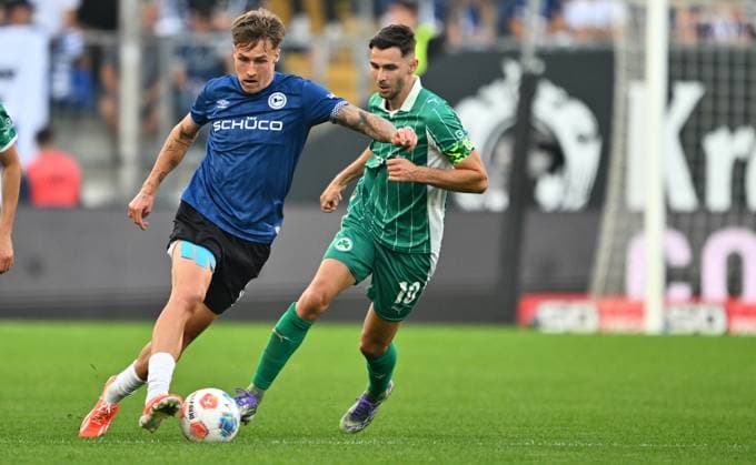 19 09 2025 Soccer season 2025 2026 2 Soccer Bundesliga 06 Matchday DSC Arminia Bielefeld SpVgg Greuther Fürth Kleeblatt Sportfoto Zink xwoxzix DFL regulations prohibit any use of photographs as image sequences and or quasi video only for editorial use Joel Grodowski 11, Arminia Bielefeld Branimir Hrgota 10, SpVgg Greuther Fürth