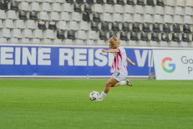 Google Pixel Womens Bundesliga SC Freiburg vs Hamburger SV, 19 09 2025 Ni Szenk SC Freiburg, 19 with a shot on goal Google Pixel Womens Bundesliga SC Freiburg vs Hamburger SV, Dreisamstadion, 19 09 2025 DFB DFL REGULATIONS PROHIBIT ANY USE OF PHOTOGRAPHS AS IMAGE SEQUENCES AND OR QUASI VIDEO Copyright: xBEAUTIFULxSPORTS Boscox