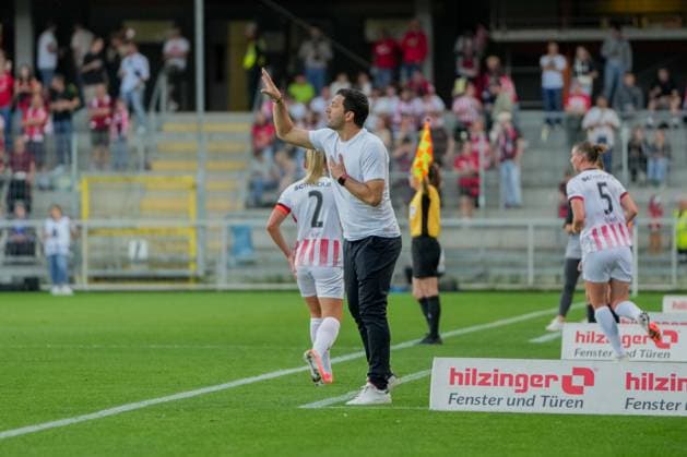 Google Pixel Womens Bundesliga SC Freiburg vs Hamburger SV, 19 09 2025 Edmond Kapllani SC Freiburg, coach giving instructions Google Pixel Womens Bundesliga SC Freiburg vs Hamburger SV, Dreisamstadion, 19 09 2025 DFB DFL REGULATIONS PROHIBIT ANY USE OF PHOTOGRAPHS AS IMAGE SEQUENCES AND OR QUASI VIDEO Copyright: xBEAUTIFULxSPORTS Boscox