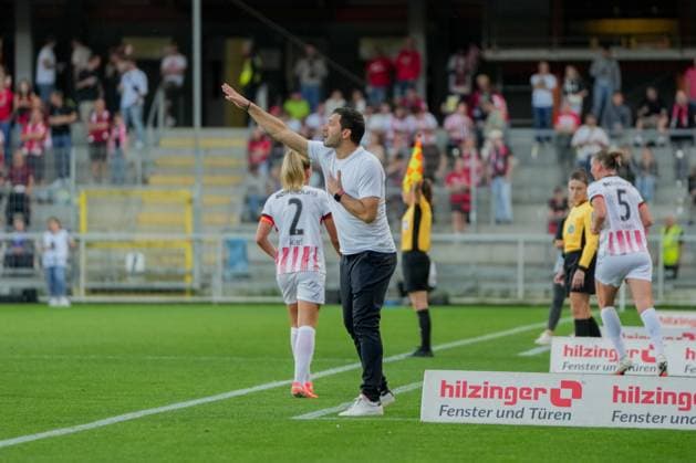 Google Pixel Womens Bundesliga SC Freiburg vs Hamburger SV, 19 09 2025 Edmond Kapllani SC Freiburg, coach giving instructions Google Pixel Womens Bundesliga SC Freiburg vs Hamburger SV, Dreisamstadion, 19 09 2025 DFB DFL REGULATIONS PROHIBIT ANY USE OF PHOTOGRAPHS AS IMAGE SEQUENCES AND OR QUASI VIDEO Copyright: xBEAUTIFULxSPORTS Boscox