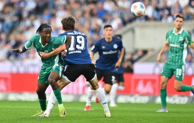 19 09 2025 Soccer Season 2025 2026 2 Soccer Bundesliga 06 Matchday DSC Arminia Bielefeld SpVgg Greuther Fürth Kleeblatt Sportfoto Zink xwoxzix DFL regulations prohibit any use of photographs as image sequences and or quasi video only for editorial use Noel Futkeu 9, SpVgg Greuther Fürth Maximilian Großer Grosser 19, Arminia Bielefeld