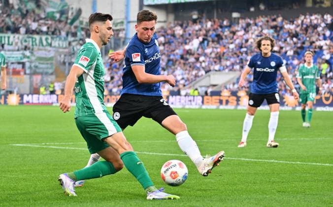 19 09 2025 Soccer Season 2025 2026 2 Soccer Bundesliga 06 Matchday DSC Arminia Bielefeld SpVgg Greuther Fürth Kleeblatt Sportfoto Zink xwoxzix DFL regulations prohibit any use of photographs as image sequences and or quasi video only for editorial use Branimir Hrgota 10, SpVgg Greuther Fürth Marius Wörl 38, Arminia Bielefeld