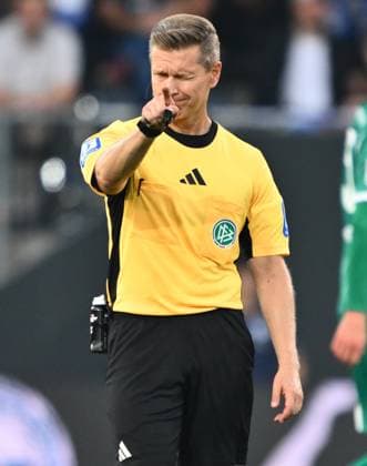 19 09 2025 Soccer Season 2025 2026 2 Soccer Bundesliga 06 Matchday DSC Arminia Bielefeld SpVgg Greuther Fürth Kleeblatt Sportfoto Zink xwoxzix DFL regulations prohibit any use of photographs as image sequences and or quasi video only for editorial use Tobias Welz Referee