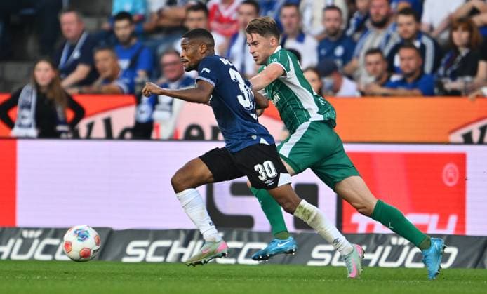 19 09 2025 Soccer season 2025 2026 2 Soccer Bundesliga 06 Matchday DSC Arminia Bielefeld SpVgg Greuther Fürth Kleeblatt Sportfoto Zink xwoxzix DFL regulations prohibit any use of photographs as image sequences and or quasi video only for editorial use Isaiah Young 30, Arminia Bielefeld Gian Luca Gian Luca Itter 27, SpVgg Greuther Fürth