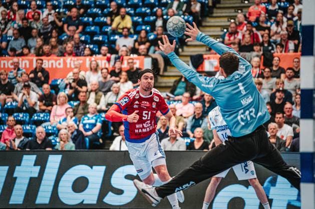 HBL HSV Hamburg vs TBV Lemgo Lippe, 19 09 25 Casper Ulrich Mortensen HSV Hamburg, 51 throws, Constantin Möstl TBV Lemgo Lippe, 1 holds HBL HSV Hamburg vs TBV Lemgo Lippe on 19 09 2025 at Sporthalle Hamburg, Hamburg Copyright: xBEAUTIFULxSPORTS Tonhäuserx