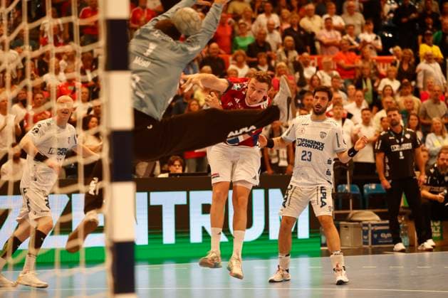 Handball 1 Handball Bundesliga, DAIKIN HBL 2025 2026 Handball Sport Verein Hamburg HSVH vs TBV Lemgo Lippe Moritz Sauter Hamburg places the ball right through the arms of goalkeeper Constantin Möstl Moestl Lemgo for 1 0, right Tim Suton Lemgo Sporthalle Hamburg Hamburg This image is intended for editorial use Advertising use requires additional approval