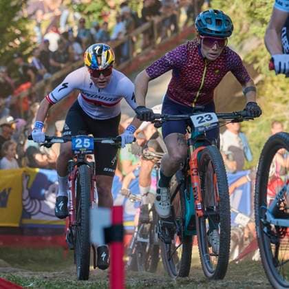 2025 WHOOP UCI Mountain Bike World Series XCC World Cup Women Elite, Lenzerheide, Schweiz Lenzerheide, Schweiz. 19. September 2025. Isla Short vor Laura Stigger (Specialized Factory Racing) während des Cross Country Short Track der Damen Elite an den WHOOP UCI Mountain Bike World Series 2025 in Lenzerheide.