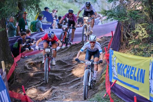 2025 WHOOP UCI Mountain Bike World Series XCC World Cup Women Elite, Lenzerheide, Schweiz Lenzerheide, Schweiz. 19. September 2025. Jenny Rissveds (Canyon Cllctv Xco) vor Evie Richards (Trek Factory Racing - Pirelli) während des Cross Country Short Track der Damen Elite an den WHOOP UCI Mountain Bike World Series 2025 in Lenzerheide.