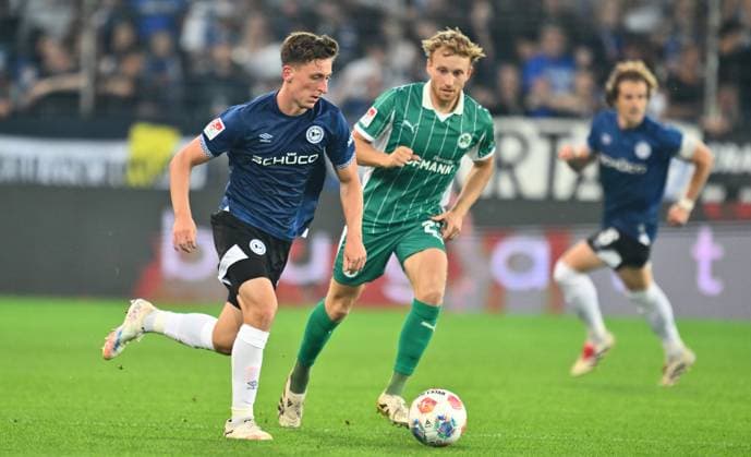 19 09 2025 Soccer season 2025 2026 2 Soccer Bundesliga 06 Matchday DSC Arminia Bielefeld SpVgg Greuther Fürth Kleeblatt Sportfoto Zink xwoxzix DFL regulations prohibit any use of photographs as image sequences and or quasi video only for editorial use Marius Wörl 38, Arminia Bielefeld Jannik Dehm 23, SpVgg Greuther Fürth