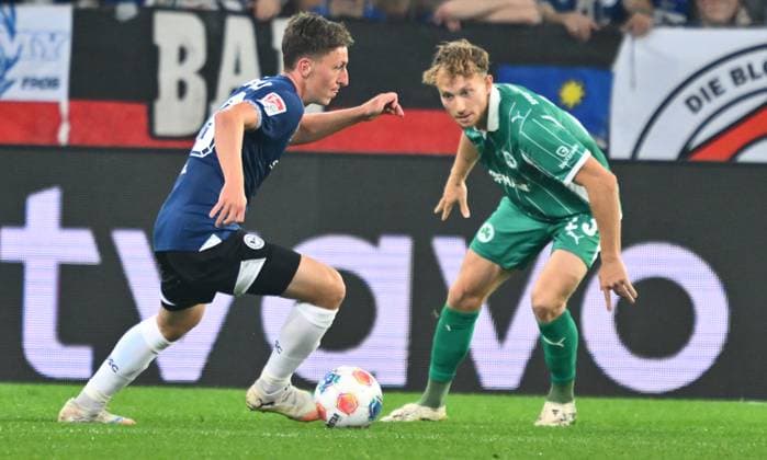 19 09 2025 Soccer season 2025 2026 2 Soccer Bundesliga 06 Matchday DSC Arminia Bielefeld SpVgg Greuther Fürth Kleeblatt Sportfoto Zink xwoxzix DFL regulations prohibit any use of photographs as image sequences and or quasi video only for editorial use Marius Wörl 38, Arminia Bielefeld on his way to score Goal shot for 1 1 against Jannik Dehm 23, SpVgg Greuther Fürth