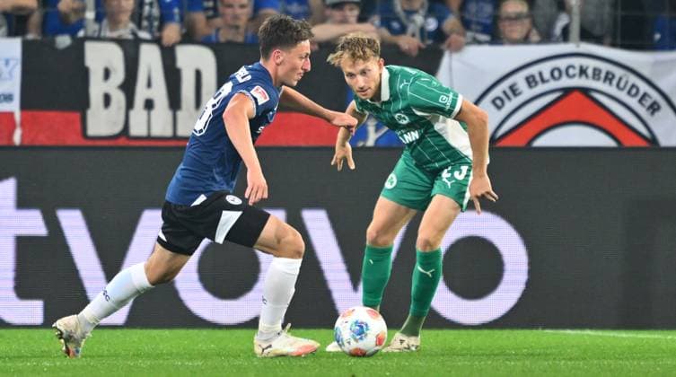19 09 2025 Soccer season 2025 2026 2 Soccer Bundesliga 06 Matchday DSC Arminia Bielefeld SpVgg Greuther Fürth Kleeblatt Sportfoto Zink xwoxzix DFL regulations prohibit any use of photographs as image sequences and or quasi video only for editorial use Marius Wörl 38, Arminia Bielefeld on his way to score Goal shot for 1 1 against Jannik Dehm 23, SpVgg Greuther Fürth