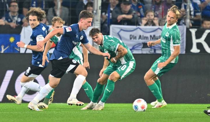 19 09 2025 Soccer season 2025 2026 2 Soccer Bundesliga 06 Matchday DSC Arminia Bielefeld SpVgg Greuther Fürth Kleeblatt Sportfoto Zink xwoxzix DFL regulations prohibit any use of photographs as image sequences and or quasi video only for editorial use Marius Wörl 38, Arminia Bielefeld on the way to the goal Goal shot to 1 1