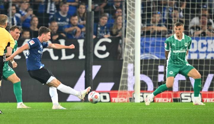 19 09 2025 Soccer season 2025 2026 2 Soccer Bundesliga 06 Matchday DSC Arminia Bielefeld SpVgg Greuther Fürth Kleeblatt Sportfoto Zink xwoxzix DFL regulations prohibit any use of photographs as image sequences and or quasi video only for editorial use Marius Wörl 38, Arminia Bielefeld scores Goal Goal shot to 1 1
