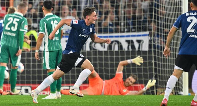 19 09 2025 Soccer season 2025 2026 2 Soccer Bundesliga 06 Matchday DSC Arminia Bielefeld SpVgg Greuther Fürth Kleeblatt Sportfoto Zink xwoxzix DFL regulations prohibit any use of photographs as image sequences and or quasi video only for editorial use Torjubel Jubel Freude nach Treffer Torschuß zum 1 1 durch Marius Wörl 38, Arminia Bielefeld
