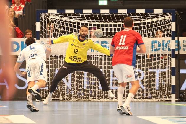 Handball Daikin Handball Bundesliga 2025 2026 Handball Sport Verein Hamburg vs TBV Lemgo Samuel Zehnder Lemgo ,7meter, successful,Goalkeeper Mohammed Essam Moustafa El Tayar Hamburg ,Nicolaj Jï¿½rgensen Joergensen Hamburg , Sporthalle Hamburg Hamburg Hamburg