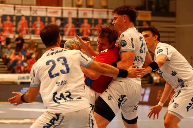 Handball 1 Handball Bundesliga, DAIKIN HBL 2025 2026 Handball Sport Verein Hamburg HSVH vs TBV Lemgo Lippe Andreas Magaard Hamburg is tackled by Tim Suton Lemgo and Joel Joël Willecke Lemgo Sporthalle Hamburg Hamburg This image is intended for editorial use Advertising use requires additional approval
