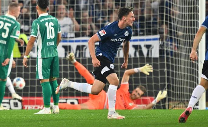 19 09 2025 Soccer season 2025 2026 2 Soccer Bundesliga 06 Matchday DSC Arminia Bielefeld SpVgg Greuther Fürth Kleeblatt Sportfoto Zink xwoxzix DFL regulations prohibit any use of photographs as image sequences and or quasi video only for editorial use Torjubel Jubel Freude nach Treffer Torschuß zum 1 1 durch Marius Wörl 38, Arminia Bielefeld