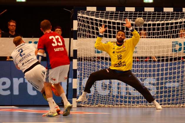 Handball 1 Handball Bundesliga, DAIKIN HBL 2025 2026 Handball Sport Verein Hamburg HSVH vs TBV Lemgo Lippe Goalkeeper Mohammed Essam Moustafa El Tayar Hamburg concedes a goal from Lukas Hutecek Lemgo, far left , gMoritz Sauter Hamburg can no longer intervene Sporthalle Hamburg Hamburg This image is intended for editorial use Advertising use requires additional approval