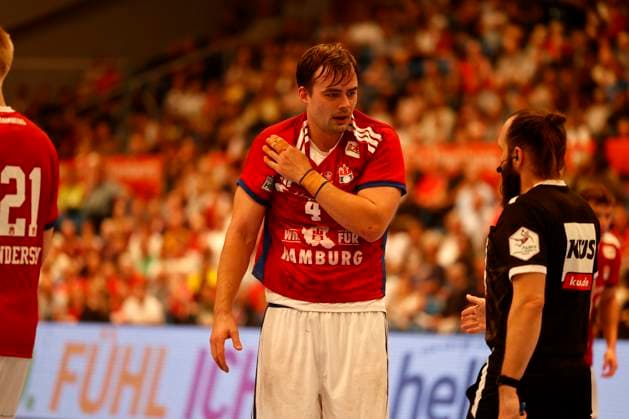 Handball 1 Handball Bundesliga, DAIKIN HBL 2025 2026 Handball Sport Verein Hamburg HSVH vs TBV Lemgo Lippe Andreas Magaard Hamburg complains to referee Marcus Hurst Sporthalle Hamburg Hamburg This image is intended for editorial use Advertising use requires additional approval