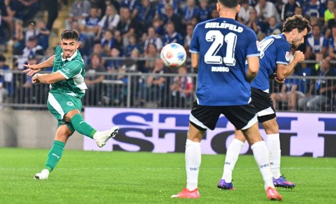 19 09 2025 Soccer Season 2025 2026 2 Soccer Bundesliga 06 Matchday DSC Arminia Bielefeld SpVgg Greuther Fürth Kleeblatt Sportfoto Zink xwoxzix DFL regulations prohibit any use of photographs as image sequences and or quasi video only for editorial use Aaron Keller 16, SpVgg Greuther Fürth ä Chance Torchance
