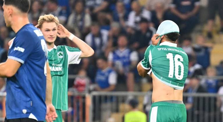 19 09 2025 Soccer Season 2025 2026 2 Soccer Bundesliga 06 Matchday DSC Arminia Bielefeld SpVgg Greuther Fürth Kleeblatt Sportfoto Zink xwoxzix DFL regulations prohibit any use of photographs as image sequences and or quasi video only for editorial use Aaron Keller 16, SpVgg Greuther Fürth after missed chance Goal chance