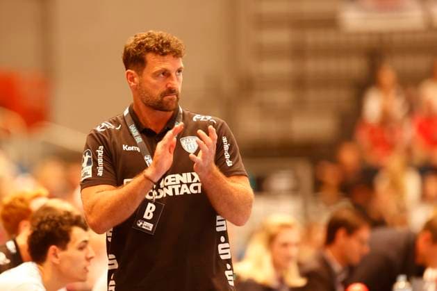 Handball 1 Handball Bundesliga, DAIKIN HBL 2025 2026 Handball Sport Verein Hamburg HSVH vs TBV Lemgo Lippe Coach Florian Kehrmann Lemgo applauds Sporthalle Hamburg Hamburg This image is intended for editorial use Advertising use requires additional approval