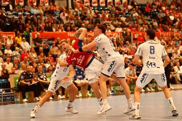 Handball 1 Handball Bundesliga, DAIKIN HBL 2025 2026 Handball Sport Verein Hamburg HSVH vs TBV Lemgo Lippe Oliver Norlyk Hamburg is fouled on the neck by Joel Joël Willecke Lemgo, left Tim Suton Lemgo right Frederik Simak Lemgo Sporthalle Hamburg Hamburg This image is intended for editorial use Advertising use requires additional approval