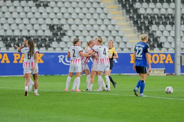Google Pixel Womens Bundesliga SC Freiburg vs Hamburger SV, 19 09 2025 Goal celebration for 2 1 by Tessa Blumenberg SC Freiburg, 7 Google Pixel Womens Bundesliga SC Freiburg vs Hamburger SV, Dreisamstadion, 19 09 2025 DFB DFL REGULATIONS PROHIBIT ANY USE OF PHOTOGRAPHS AS IMAGE SEQUENCES AND OR QUASI VIDEO Copyright: xBEAUTIFULxSPORTS Boscox