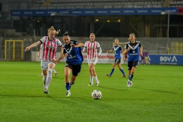 Google Pixel Womens Bundesliga SC Freiburg vs Hamburger SV, 19 09 2025 duel between Meret Felde SC Freiburg, 4 and Mária Mikolajová Hamburger SV, 27 Google Pixel Womens Bundesliga SC Freiburg vs Hamburger SV, Dreisamstadion, 19 09 2025 DFB DFL REGULATIONS PROHIBIT ANY USE OF PHOTOGRAPHS AS IMAGE SEQUENCES AND OR QUASI VIDEO Copyright: xBEAUTIFULxSPORTS Boscox