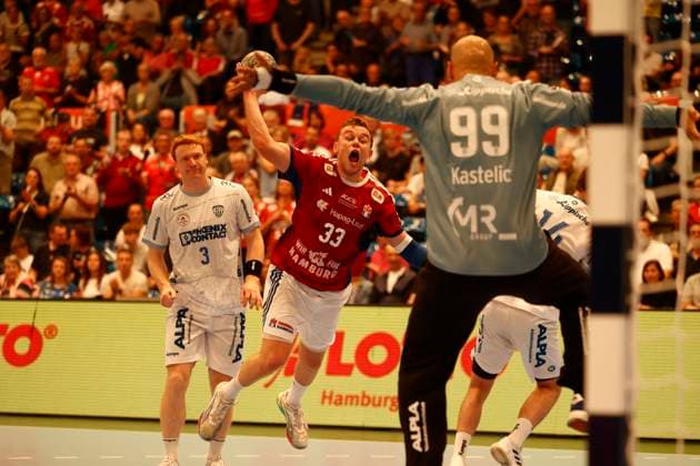 Handball 1 Handball Bundesliga, DAIKIN HBL 2025 2026 Handball Sport Verein Hamburg HSVH vs TBV Lemgo Lippe Moritz Sauter Hamburg in duel against goalkeeper Urh Kastelic Lemgo , behindNicolai Theilinger Lemgo Sporthalle Hamburg Hamburg This image is intended for editorial use Advertising use requires additional approval