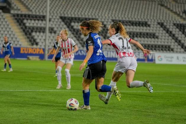 Google Pixel Womens Bundesliga SC Freiburg vs Hamburger SV, 19 09 2025 Duel between Melanie Brunnthaler Hamburger SV, 11 and Lisa Kolb SC Freiburg, 22 Google Pixel Womens Bundesliga SC Freiburg vs Hamburger SV, Dreisamstadion, 19 09 2025 DFB DFL REGULATIONS PROHIBIT ANY USE OF PHOTOGRAPHS AS IMAGE SEQUENCES AND OR QUASI VIDEO Copyright: xBEAUTIFULxSPORTS Boscox