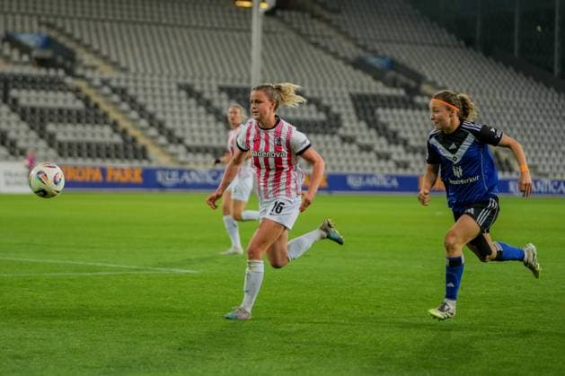 Google Pixel Womens Bundesliga SC Freiburg vs Hamburger SV, 19 09 2025 Sprint duel for the ball between Greta Stegemann SC Freiburg, 16 and Melanie Brunnthaler Hamburger SV, 11 Google Pixel Womens Bundesliga SC Freiburg vs Hamburger SV, Dreisamstadion, 19 09 2025 DFB DFL REGULATIONS PROHIBIT ANY USE OF PHOTOGRAPHS AS IMAGE SEQUENCES AND OR QUASI VIDEO Copyright: xBEAUTIFULxSPORTS Boscox