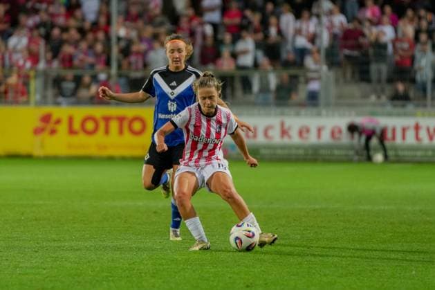 Google Pixel Frauen Bundesliga SC Freiburg vs Hamburger SV, 19 09 2025 Ni Szenk SC Freiburg, 19 die den Ball Blockt vor Melanie Brunnthaler Hamburger SV, 11 Google Pixel Frauen Bundesliga SC Freiburg vs Hamburger SV, Dreisamstadion, 19 09 2025 DFB DFL REGULATIONS PROHIBIT ANY USE OF PHOTOGRAPHS AS IMAGE SEQUENCES AND OR QUASI VIDEO Copyright: xBEAUTIFULxSPORTS Boscox