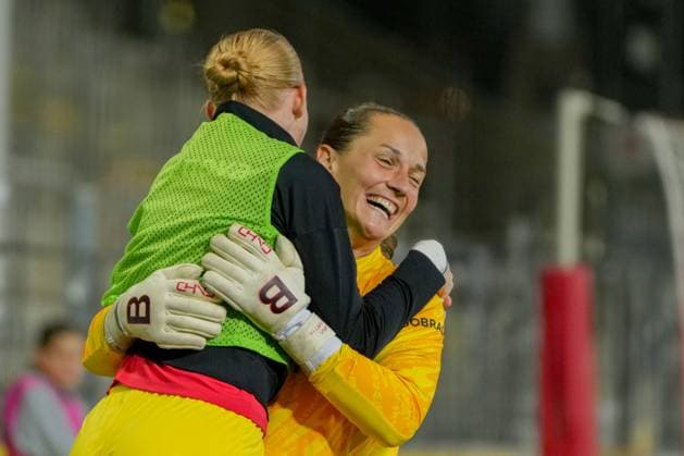 Google Pixel Womens Bundesliga SC Freiburg vs Hamburger SV, 19 09 2025 Rebecca Adamczyk SC Freiburg, 33 and Laura Benkarth SC Freiburg, 1 who are happy about the 3 1 by Nicole Ojukwu SC Freiburg, 6 Google Pixel Womens Bundesliga SC Freiburg vs Hamburger SV, Dreisamstadion, 19 09 2025 DFB DFL REGULATIONS PROHIBIT ANY USE OF PHOTOGRAPHS AS IMAGE SEQUENCES AND OR QUASI VIDEO Copyright: xBEAUTIFULxSPORTS Boscox