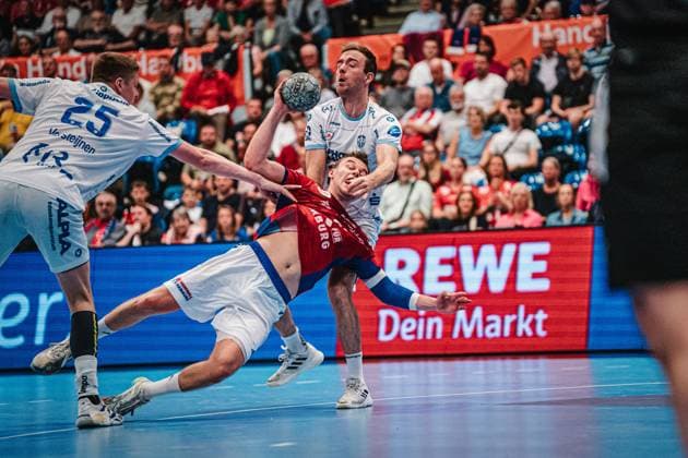HBL HSV Hamburg vs TBV Lemgo Lippe, 19 09 25 Moritz Sauter HSV Hamburg, 33 throws HBL HSV Hamburg vs TBV Lemgo Lippe on 19 09 2025 at Sporthalle Hamburg, Hamburg Copyright: xBEAUTIFULxSPORTS Tonhäuserx