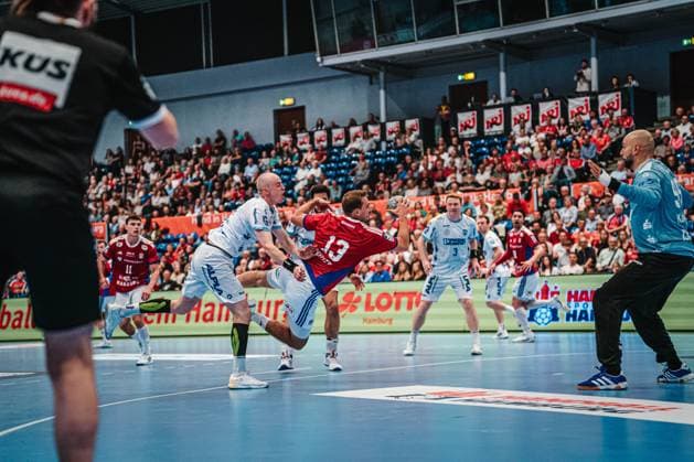 HBL HSV Hamburg vs TBV Lemgo Lippe, 19 09 25 Niklas Weller HSV Hamburg, 13 throws HBL HSV Hamburg vs TBV Lemgo Lippe on 19 09 2025 at Sporthalle Hamburg, Hamburg Copyright: xBEAUTIFULxSPORTS Tonhäuserx