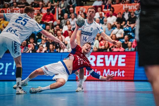 HBL HSV Hamburg vs TBV Lemgo Lippe, 19 09 25 Moritz Sauter HSV Hamburg, 33 throws HBL HSV Hamburg vs TBV Lemgo Lippe on 19 09 2025 at Sporthalle Hamburg, Hamburg Copyright: xBEAUTIFULxSPORTS Tonhäuserx