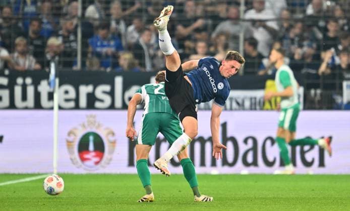 19 09 2025 Soccer Season 2025 2026 2 Soccer Bundesliga 06 Matchday DSC Arminia Bielefeld SpVgg Greuther Fürth Kleeblatt Sportfoto Zink xwoxzix DFL regulations prohibit any use of photographs as image sequences and or quasi video only for editorial use Marius Wörl 38, Arminia Bielefeld Jannik Dehm 23, SpVgg Greuther Fürth Scene of injury of Marius Wörl 38, Arminia Bielefeld