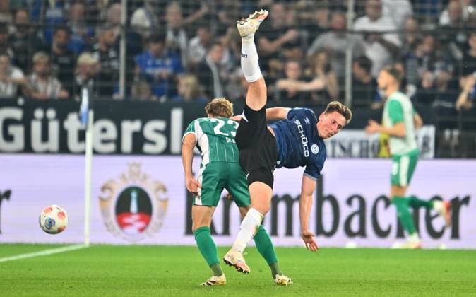 19 09 2025 Soccer Season 2025 2026 2 Soccer Bundesliga 06 Matchday DSC Arminia Bielefeld SpVgg Greuther Fürth Kleeblatt Sportfoto Zink xwoxzix DFL regulations prohibit any use of photographs as image sequences and or quasi video only for editorial use Marius Wörl 38, Arminia Bielefeld Jannik Dehm 23, SpVgg Greuther Fürth Scene of injury of Marius Wörl 38, Arminia Bielefeld