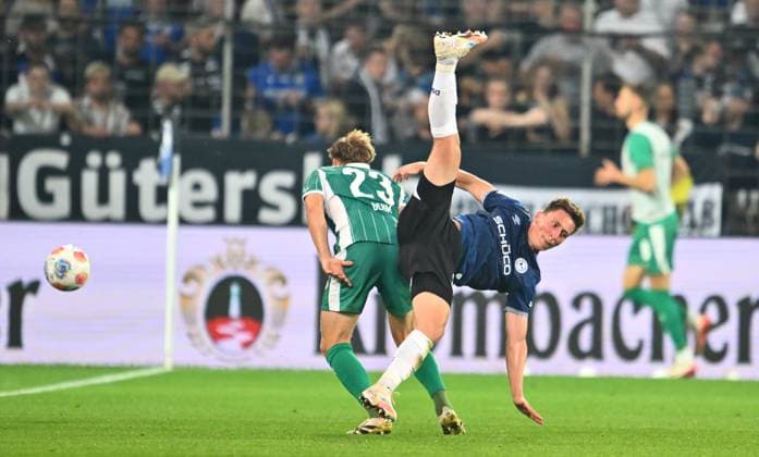 19 09 2025 Soccer Season 2025 2026 2 Soccer Bundesliga 06 Matchday DSC Arminia Bielefeld SpVgg Greuther Fürth Kleeblatt Sportfoto Zink xwoxzix DFL regulations prohibit any use of photographs as image sequences and or quasi video only for editorial use Marius Wörl 38, Arminia Bielefeld Jannik Dehm 23, SpVgg Greuther Fürth Scene of injury of Marius Wörl 38, Arminia Bielefeld