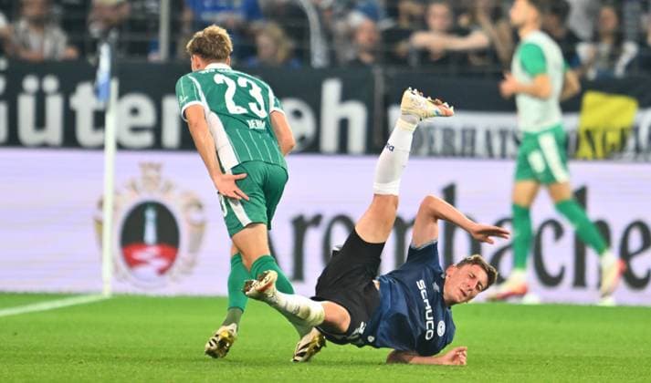 19 09 2025 Soccer Season 2025 2026 2 Soccer Bundesliga 06 Matchday DSC Arminia Bielefeld SpVgg Greuther Fürth Kleeblatt Sportfoto Zink xwoxzix DFL regulations prohibit any use of photographs as image sequences and or quasi video only for editorial use Marius Wörl 38, Arminia Bielefeld Jannik Dehm 23, SpVgg Greuther Fürth Scene of injury of Marius Wörl 38, Arminia Bielefeld