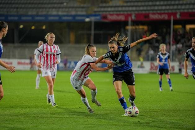 Google Pixel Womens Bundesliga SC Freiburg vs Hamburger SV, 19 09 2025 Ni Szenk SC Freiburg, 19 trying to get the ball at Sarah Lisa Dübel SC Freiburg, 32 Google Pixel Womens Bundesliga SC Freiburg vs Hamburger SV, Dreisamstadion, 19 09 2025 DFB DFL REGULATIONS PROHIBIT ANY USE OF PHOTOGRAPHS AS IMAGE SEQUENCES AND OR QUASI VIDEO Copyright: xBEAUTIFULxSPORTS Boscox
