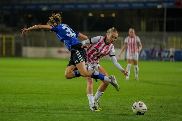 Google Pixel Womens Bundesliga SC Freiburg vs Hamburger SV, 19 09 2025 Lotta Wrede Hamburger SV, 32 who gets stuck on Sophie Nachtigall SC Freiburg, 27 Google Pixel Womens Bundesliga SC Freiburg vs Hamburger SV, Dreisamstadion, 19 09 2025 DFB DFL REGULATIONS PROHIBIT ANY USE OF PHOTOGRAPHS AS IMAGE SEQUENCES AND OR QUASI VIDEO Copyright: xBEAUTIFULxSPORTS Boscox