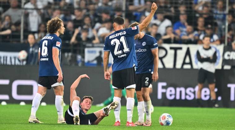 19 09 2025 Soccer Season 2025 2026 2 Soccer Bundesliga 06 Matchday DSC Arminia Bielefeld SpVgg Greuther Fürth Kleeblatt Sportfoto Zink xwoxzix DFL regulations prohibit any use of photographs as image sequences and or quasi video only for editorial use Marius Wörl 38, Arminia Bielefeld battered on the ground