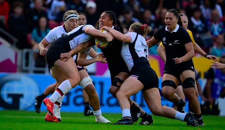 New Zealand v Canada, Bristol, UK - 19 Sept 2025 Liana Mikaele-Tu u of New Zealand is tackled by Emily Tuttosi of Canada and Karen Paquin of Canada during the Women s Rugby World Cup 2025 Semi-final match between New Zealand and Canada at Ashton Gate Stadium, Bristol, England United Kingdom on September 19, 2025 in Exeter, England. (Photo by Phil Mingo PPAUK) Bristol Ashton Gate Stadium GBR Copyright: xPhilxMingo PPAUKx PPA-215233