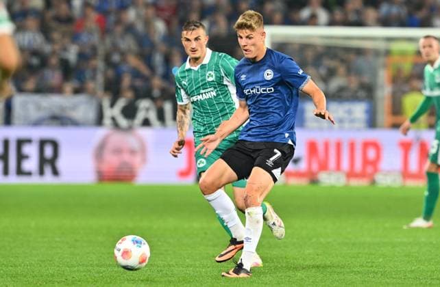 19 09 2025 Soccer season 2025 2026 2 Soccer Bundesliga 06 Matchday DSC Arminia Bielefeld SpVgg Greuther Fürth Kleeblatt Sportfoto Zink xwoxzix DFL regulations prohibit any use of photographs as image sequences and or quasi video only for editorial use Julian Kania 7, Arminia Bielefeld vor Philipp Ziereis 4, SpVgg Greuther Fürth